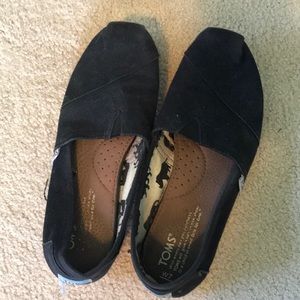 Black TOMS shoes